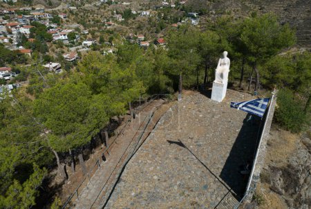 Téléchargez les photos : Photographie aérienne par drone du village de montagne de Palaichori. District de Nicosie Chypre. - en image libre de droit