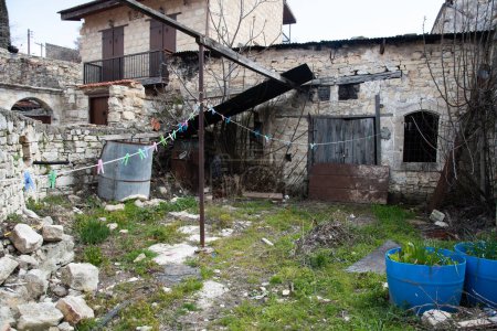 Foto de Patio de una casa tradicional de piedra abandonada. Lugares abandonados. Lofou pueblo Chipre - Imagen libre de derechos