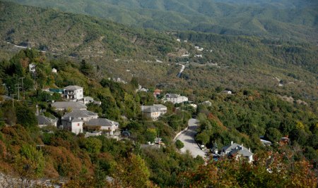 Foto de Paisaje de la aldea de Monodendri en Zagori central, región del Epiro, en la unidad regional de Ioannina en Grecia Europa - Imagen libre de derechos