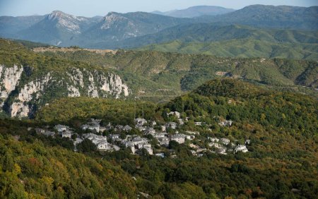 Foto de Paisaje de la aldea de Monodendri en Zagori central, región del Epiro, en la unidad regional de Ioannina en Grecia Europa - Imagen libre de derechos