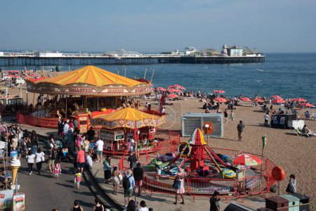 Foto de Brighton, Reino Unido, 10 de junio de 2023: Multitud de británicos caminando y divirtiéndose en la costa de la ciudad de brighton. Personas activas al aire libre - Imagen libre de derechos