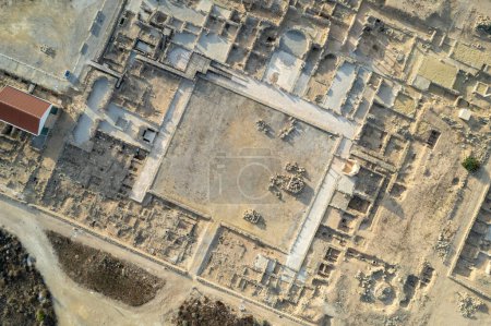 Foto de Drone paisaje aéreo del parque arqueológico, lugar antiguo. Nea Paphos, cyprus, europa. - Imagen libre de derechos