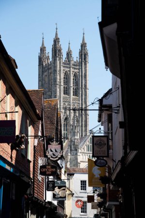 Foto de Canterbury, Kent, 10 de junio de 2023: Canterbury Iglesia cristiana y paisaje urbano desde el callejón de la carnicería con cafeterías en Kent reino unido - Imagen libre de derechos