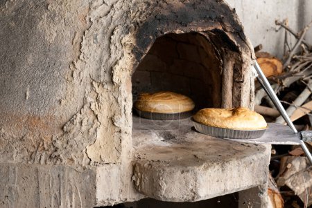 Frisches, hausgemachtes Brot, gekocht im traditionellen Lehmofen. Hausbäckerei