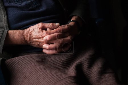 Femme âgée croisant des mains âgées. Soin et confort