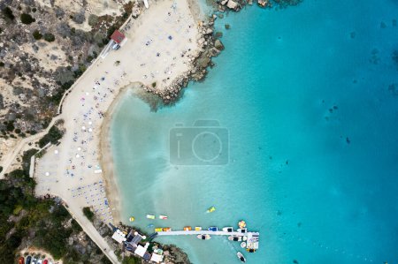 Drone Drone Ansicht der idyllischen Sandstrand Urlaub. Die Menschen am Strand von Konnos Bay erholen sich und genießen den Sommerurlaub. Protaras Zypern