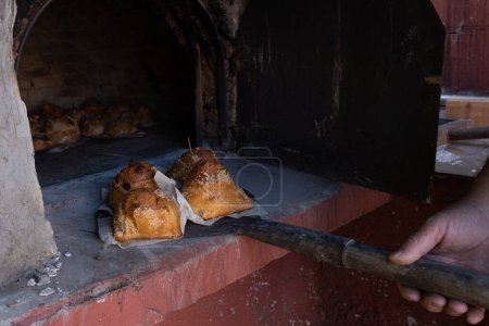 Pain de Pâques au flaouna frais provenant d'un four traditionnel en brique. Boulangerie fraîche délicieuse