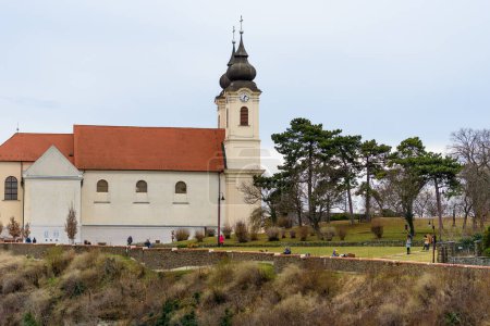 Téléchargez les photos : Tihany, Hongrie - vue sur le célèbre monastère bénédictin de Tihany (abbaye de Tihany) avec ciel bleu et nuages au lever du soleil. - en image libre de droit