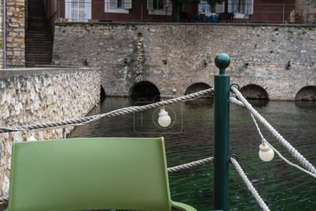 Foto de Restaurante junto al lago, silla trasera, barandilla de cuerda, puesto de apoyo verde. Foto de alta calidad - Imagen libre de derechos