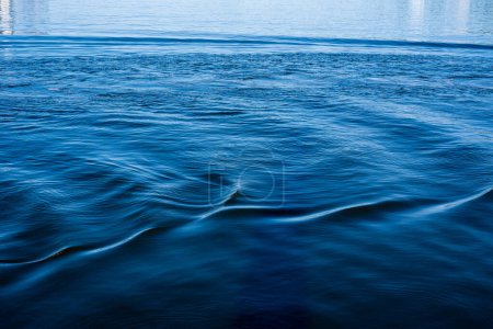 Téléchargez les photos : Des vagues d'eau de mer bleue de lumière du soleil. Vue du dessus. - en image libre de droit