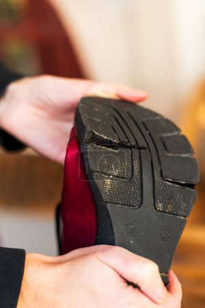 Téléchargez les photos : Chaussures cassées rouges avec semelle noire fissurée - en image libre de droit