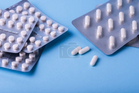 Téléchargez les photos : Thème pharmacie, comprimés de médecine blanche pilules antibiotiques
. - en image libre de droit