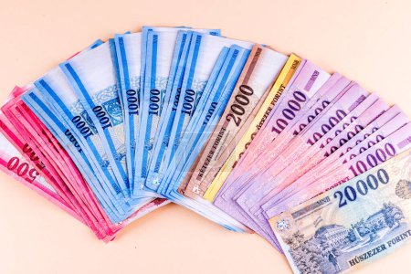 Billetes HUF húngaros distribuidos sobre un fondo amarillo