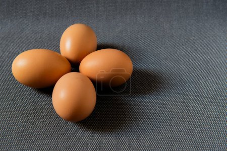 Téléchargez les photos : Oeufs de poulet frais bruns sur fond gris. - en image libre de droit