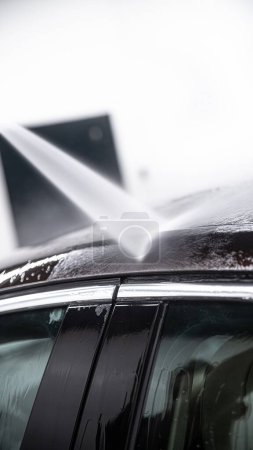 Foto de Lavado a presión de la carrocería del coche en un estudio de detalles del coche o lavado a mano del coche - Imagen libre de derechos