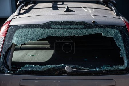 Foto de Ventana rota del coche después de un allanamiento por un ladrón de coches. - Imagen libre de derechos