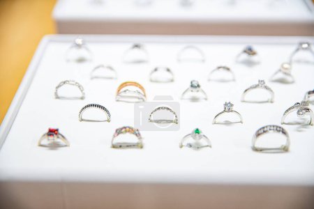 Foto de Anillos elegantes en exhibición, con diamantes, piedras preciosas y diseños intrincados, que muestran lujo y estilo - Imagen libre de derechos