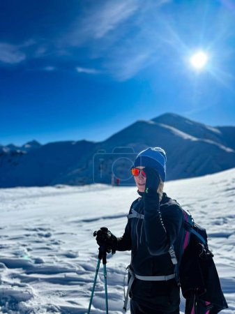 Foto de Caminante de invierno haciendo una pausa en la serena extensión de los Tatras polacos, bajo el sol de la mañana - Imagen libre de derechos