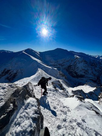 Foto de Escaladores ascienden en las prístinas montañas polacas de Tatra bajo un sol radiante de invierno - Imagen libre de derechos