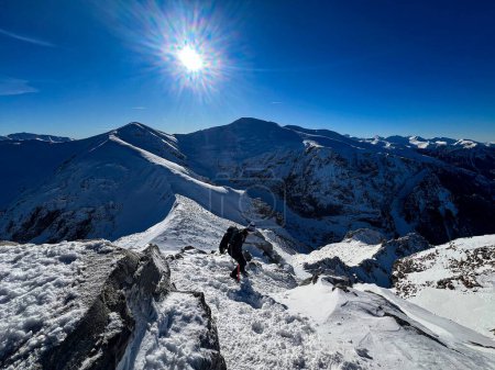 Foto de Escaladores ascienden en las prístinas montañas polacas de Tatra bajo un sol radiante de invierno - Imagen libre de derechos