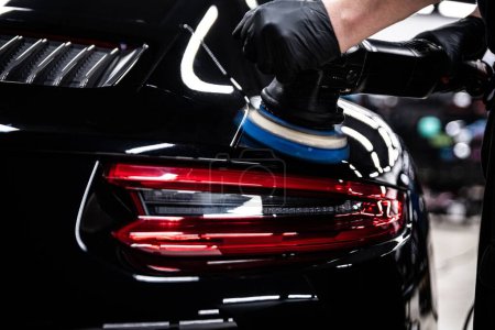 Präzise Auto-Detaillierung, Hochglanz-Finish auf Luxuswagen