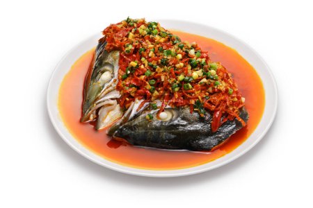 Foto de Cabeza de pescado al vapor con pimientos rojos picados, cocina china Hunan aislada sobre fondo blanco - Imagen libre de derechos