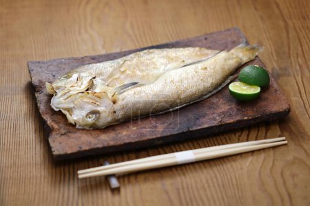 Téléchargez les photos : Shiro amadai wakasayaki, carrelage blanc grillé style japonais fishshiro amadai wakasayaki (carrelage blanc grillé), cuisine japonaise - en image libre de droit