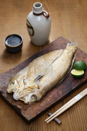 Téléchargez les photos : Shiro amadai wakasayaki, carrelage blanc grillé style japonais fishshiro amadai wakasayaki (carrelage blanc grillé), cuisine japonaise - en image libre de droit