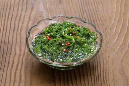 Foto de Wakame ensalada de algas marinas, comida japonesa - Imagen libre de derechos