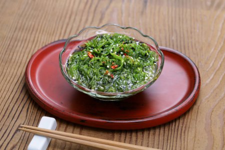 Foto de Wakame ensalada de algas marinas, comida japonesa - Imagen libre de derechos