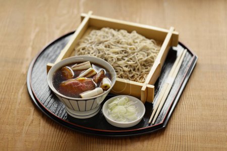 Foto de Kamo Seiro (soba fría con salsa de pato a la parrilla en rodajas), cocina japonesa - Imagen libre de derechos