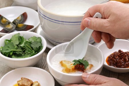 Téléchargez les photos : Congee, bouillie de riz, petit déjeuner chinois traditionnel sain - en image libre de droit