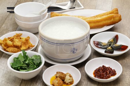 Téléchargez les photos : Congee, bouillie de riz, petit déjeuner chinois traditionnel sain - en image libre de droit