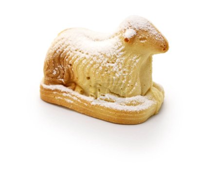 Foto de Agneau pascal casero, pastel de cordero de pascua aislado sobre fondo blanco - Imagen libre de derechos