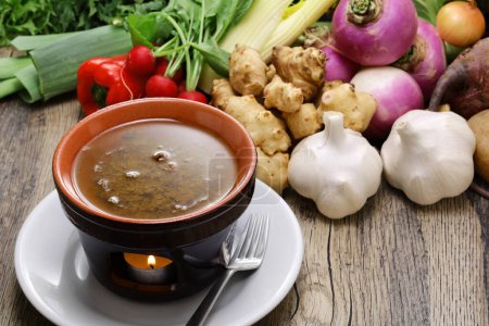 Bagna cauda (italienische piemontesische Küche) ist ein scharfer Dip aus Knoblauch und Sardellen. Das Gericht wird mit rohem oder gekochtem Gemüse serviert, das typischerweise zum Eintauchen verwendet wird..