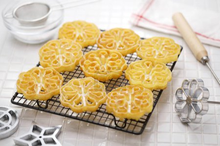 Téléchargez les photos : Biscuits rosette (fleur) sur une grille de refroidissement gâteau - en image libre de droit