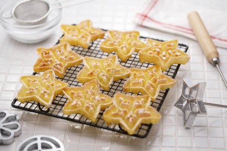 Téléchargez les photos : Biscuits rosette (étoile) sur une grille de refroidissement de gâteau - en image libre de droit