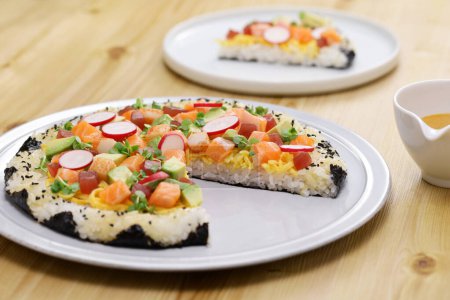 Foto de Pizza de sushi casera, sushi creativo originario de Toronto, Canadá - Imagen libre de derechos