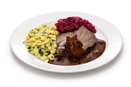 Téléchargez les photos : Sauerbraten (plat national allemand, bœuf braisé mariné) avec Rotkohl (chou rouge), Spaetzle (petites pâtes aux œufs)) - en image libre de droit