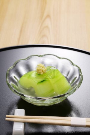Téléchargez les photos : Couleur jade de concombre Kaga Futo mijoté avec bouillon dashi, cuisine traditionnelle japonaise - en image libre de droit