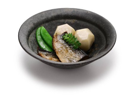 Téléchargez les photos : Hareng séché et taro mijotés ensemble. cuisine traditionnelle japonaise - en image libre de droit