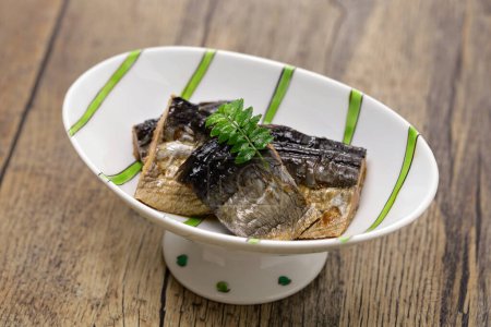 Téléchargez les photos : Hareng séché mijoté dans une sauce soja sucrée. cuisine traditionnelle japonaise - en image libre de droit
