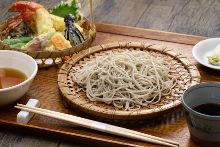 Téléchargez les photos : Tempura soba, nouilles japonaises au sarrasin avec tempura assorti - en image libre de droit