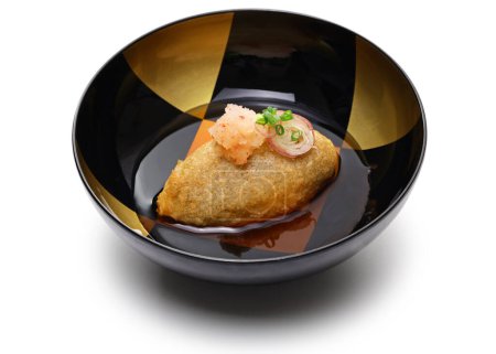 Téléchargez les photos : Soba-gaki sans agedashi, boulette de sarrasin frit croustillante avec sauce à base de dashi. Cuisine japonaise soba - en image libre de droit