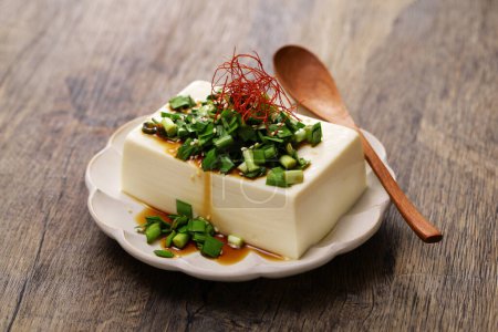 Téléchargez les photos : Tofu glacé garni d'ail sauce soja, nourriture japonaise - en image libre de droit