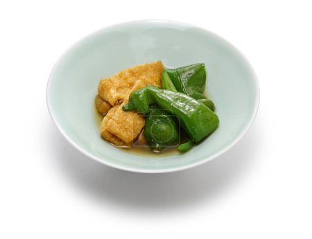 Téléchargez les photos : Un plat mijoté de Manganji togarashi (piment doux) et tofu frit, Kyoto cuisine maison au Japon. - en image libre de droit