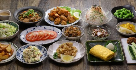 Téléchargez les photos : Menu populaire Izakaya. Izakaya, qui est commun au Japon, est un restaurant raisonnable où vous pouvez déguster des boissons alcoolisées et de la nourriture. - en image libre de droit