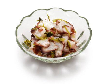 Téléchargez les photos : Tacowasa maison (pieuvre marinée et feuilles et tiges de wasabi), nourriture populaire japonaise - en image libre de droit