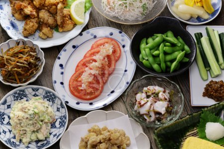 Téléchargez les photos : Variété maison de nourriture japonaise. Izakaya menu populaire.Izakaya est un restaurant raisonnable où vous pouvez déguster des boissons alcoolisées et de la nourriture. - en image libre de droit