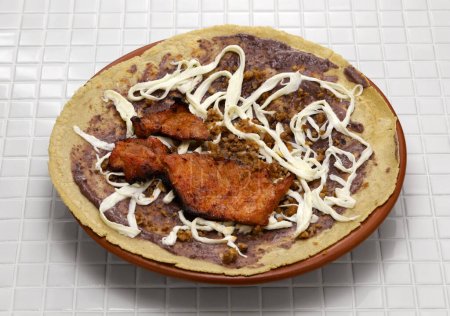 Téléchargez les photos : Tlayuda visage ouvert maison (avant le barbecue au charbon de bois), pizza mexicaine - en image libre de droit